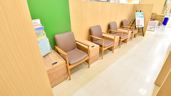 イオン薬局加賀の里店の待合スペース