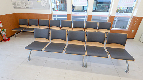 薬局くすりの福太郎　常盤平店の待合スペース