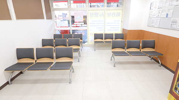 薬局くすりの福太郎　立花店の待合スペース