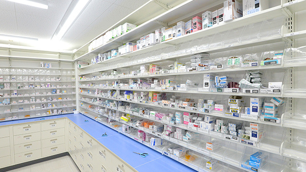 薬局くすりの福太郎　立花店の薬棚