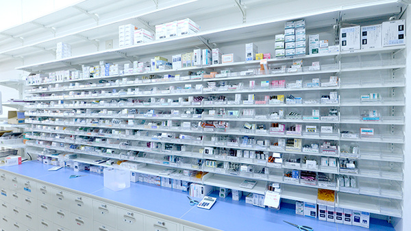 調剤薬局ツルハドラッグ千歳北陽店の薬棚