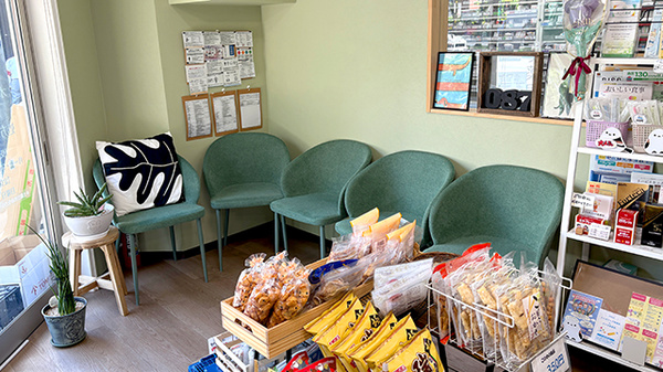 オハナ薬局　上本町駅前店の待合スペース