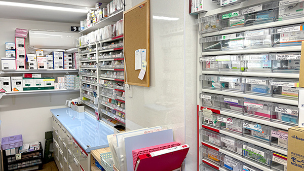オハナ薬局　上本町駅前店の薬棚