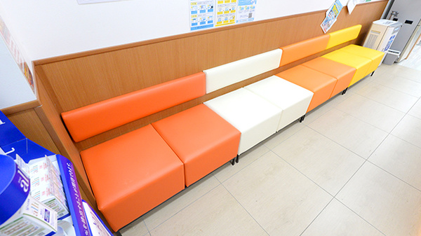 調剤薬局ツルハドラッグ神居十字街店の待合スペース
