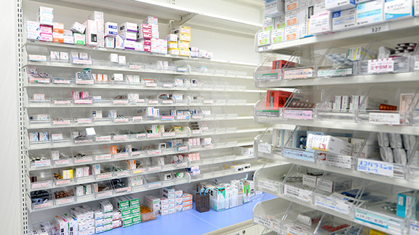 調剤薬局ツルハドラッグ神居十字街店の薬棚