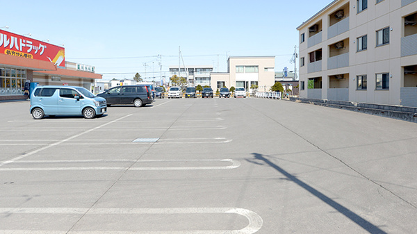 調剤薬局ツルハドラッグ神居十字街店の駐車場