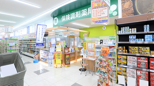 調剤薬局ツルハドラッグ旭川末広5条店の入口