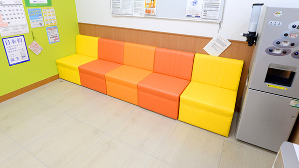 調剤薬局ツルハドラッグ旭川末広5条店の待合スペース