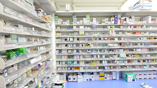 調剤薬局ツルハドラッグ旭川末広5条店の薬棚