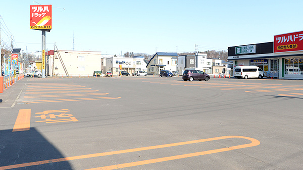 調剤薬局ツルハドラッグ旭川末広5条店の駐車場
