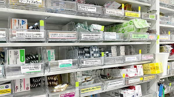 あおぞら薬局　東新小岩5丁目店の薬棚