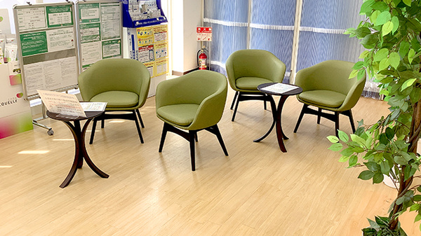 ユタカ薬局　庄名の待合スペース