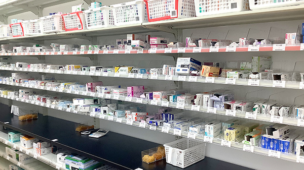 ユタカ薬局　庄名の薬棚