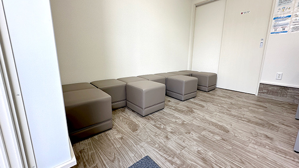 クルー薬局長町店の待合スペース