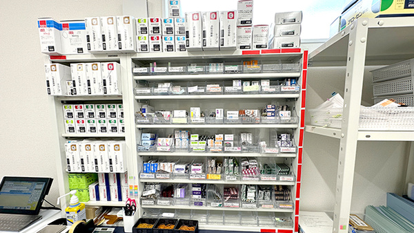クルー薬局長町店の薬棚