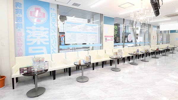 薬局日本メディカルシステム 神田店の待合スペース
