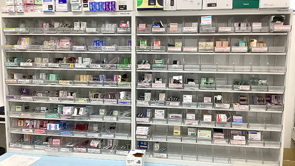 こばり西大通薬局の薬棚