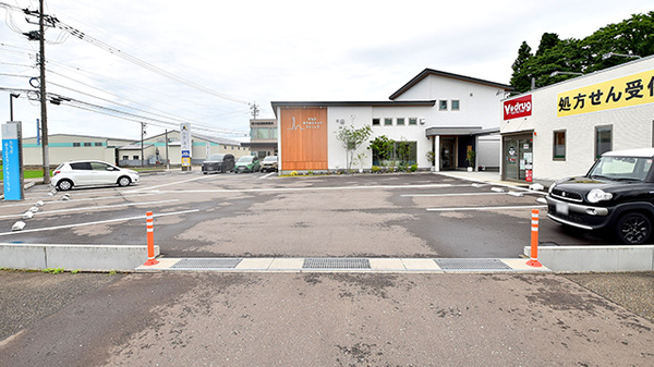 V･drug　小矢部島薬局の駐車場