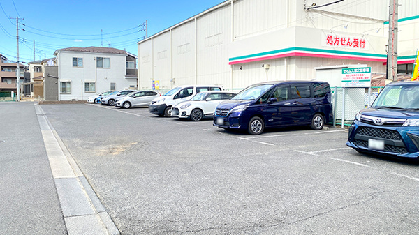 ドラッグセイムス膝折薬局の駐車場