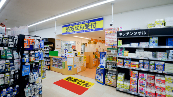 調剤薬局ツルハドラッグ中央台店の入口