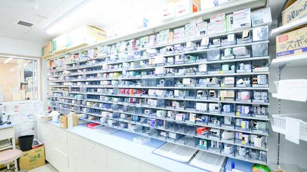 調剤薬局ツルハドラッグ中央台店の薬棚