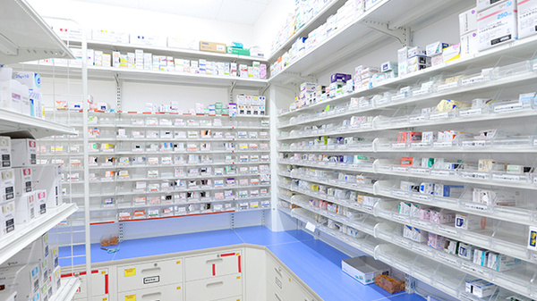 スギ薬局 富士見ヶ丘駅前店の薬棚