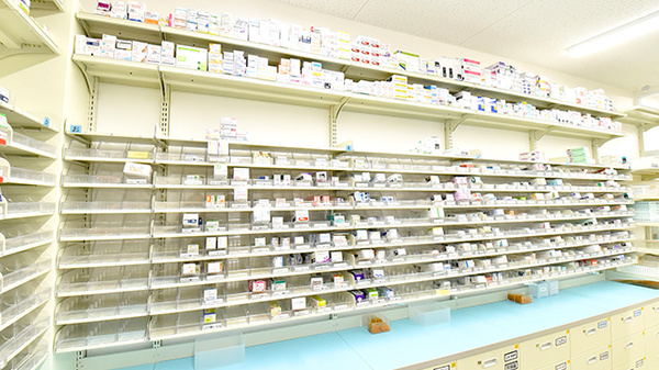 スギ薬局 服部天神駅前店の薬棚