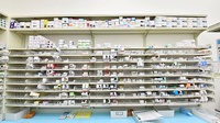 スギ薬局 北野坂店の薬棚