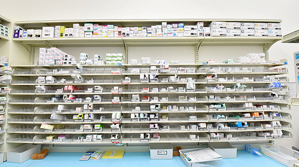 スギ薬局 北野坂店の薬棚