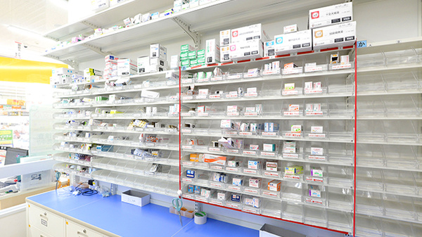 スギ薬局 御茶ノ水店の薬棚