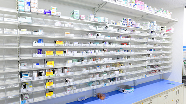 スギ薬局 東新小岩店の薬棚