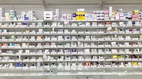 アカカベ薬局　生野勝山店の薬棚