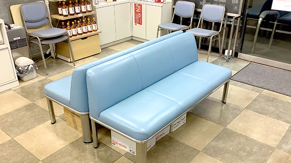 すず薬局柳原店の待合スペース