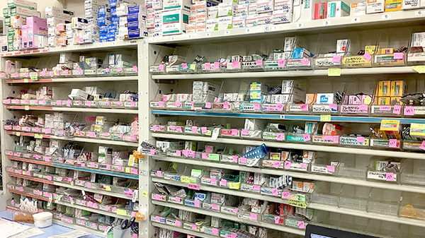 すず薬局柳原店の薬棚