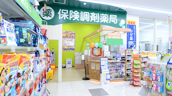 調剤薬局ツルハドラッグ旭川7条店の入口