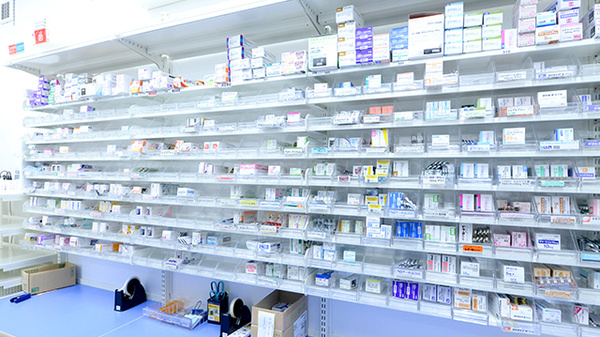 調剤薬局ツルハドラッグ旭川7条店の薬棚