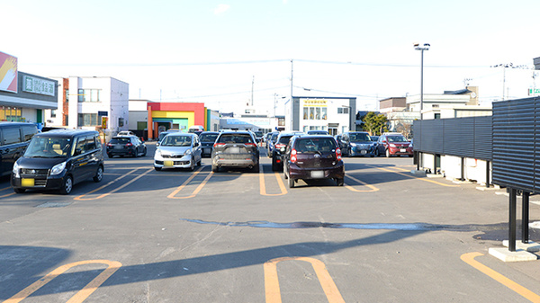 調剤薬局ツルハドラッグ旭川7条店の駐車場
