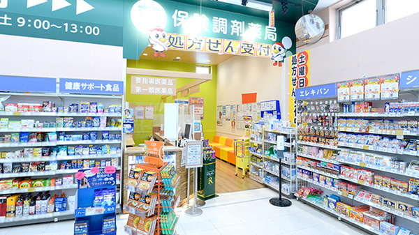 調剤薬局ツルハドラッグ外旭川店の入口