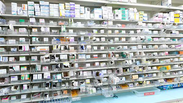 調剤薬局ツルハドラッグ外旭川店の薬棚