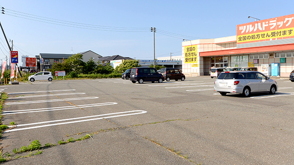 調剤薬局ツルハドラッグ外旭川店の駐車場