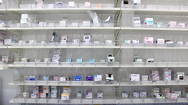 ププレひまわり薬局屋島店の薬棚