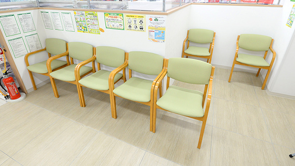 スギ薬局 厚木中町店の待合スペース