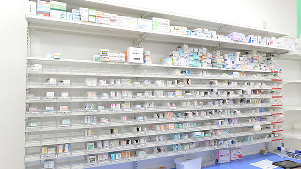 スギ薬局 浦和高砂店の薬棚