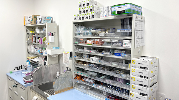 新梅田薬局の薬棚