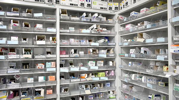 ラポール薬局 新屋敷店の薬棚