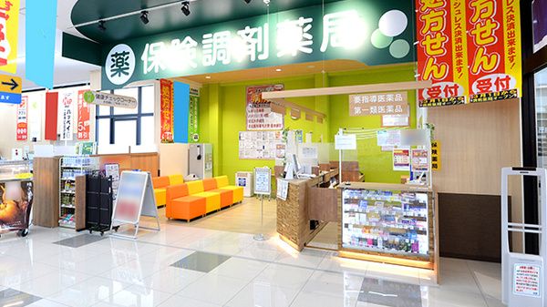 調剤薬局ツルハドラッグ仙台東中田店の入口