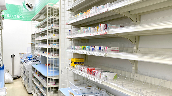 ドラッグセイムス足立扇薬局の薬棚