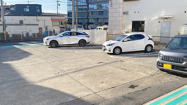 ドラッグセイムス足立扇薬局の駐車場