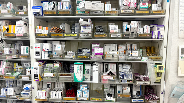 仁泉堂薬局の薬棚