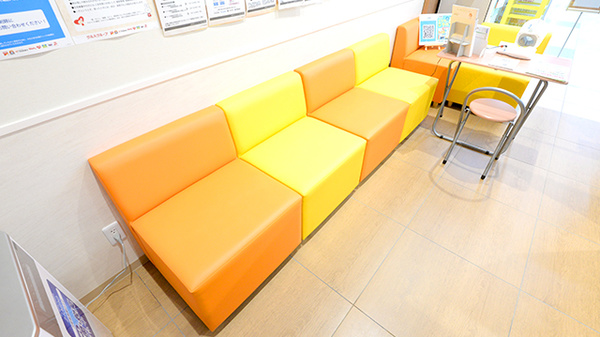 調剤薬局ツルハドラッグ富久山福原店の待合スペース
